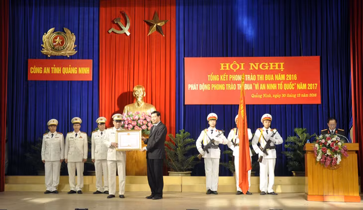 Thừa ủy quyền của Chủ tịch nước, đồng chí Nguyễn Đức Long, Chủ tịch UBND tỉnh trao tặng Huân chương Chiến công hạng Nhất cho Phòng CSĐT tội phạm về ma túy.