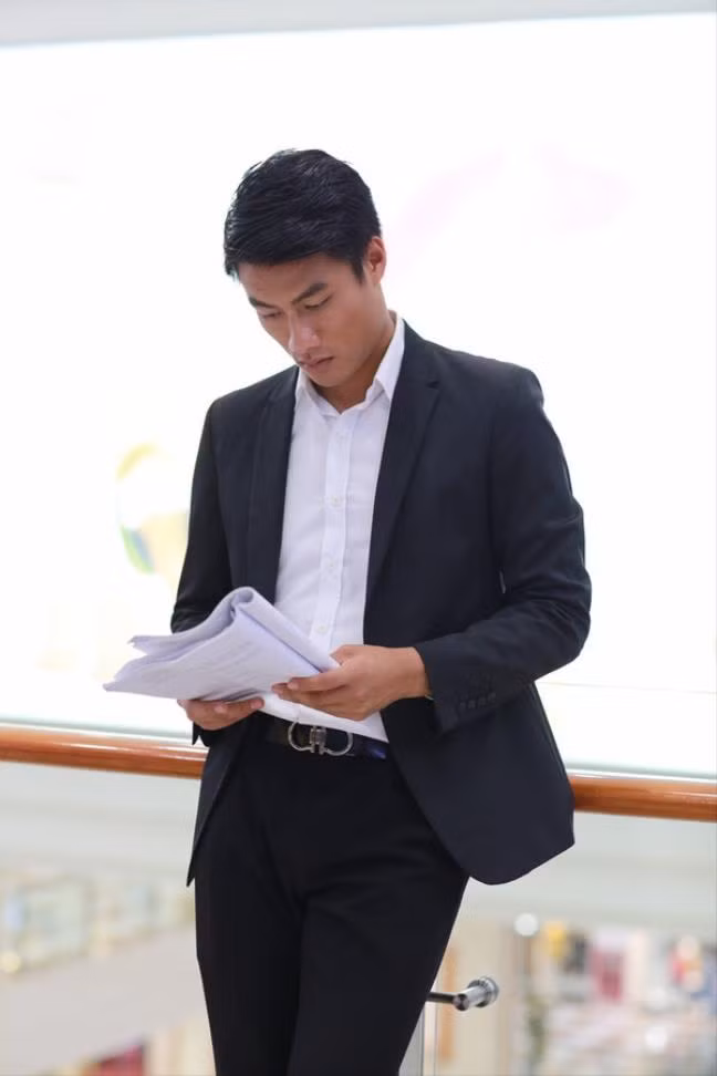 Mạc Hồng Quân vào vai vệ sĩ lạnh lùng, nghiêm túc.