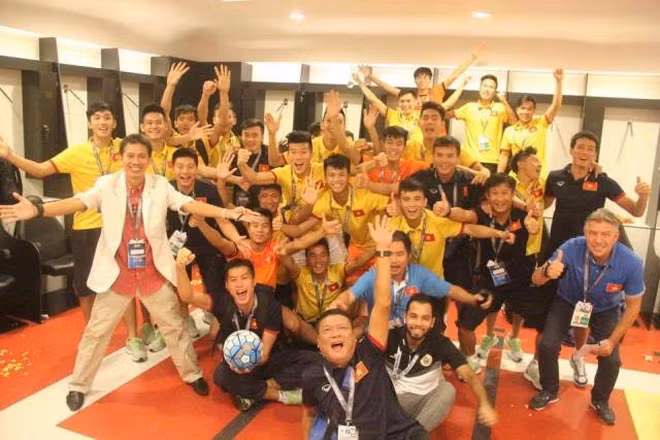 HLV Hoàng Anh Tuấn và đội U.19 vui mừng giành vé dự U.20 FIFA World Cup