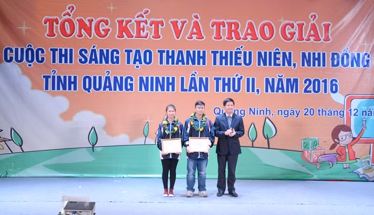 Đồng chí Lê Quang Tùng, Ủy viên dự khuyết Trung ương Đảng, Phó Chủ tịch UBND tỉnh trao giải nhì cho sản phẩm “Bộ điều khiển kiểm soát nồng nộ cồn và thông báo tin nhắn khi xe va chạm trên ô tô” của nhóm tác giả Chu Minh Phượng, Nguyễn Đức Anh, lớp 12 Tin, Trường THPT Chuyên Hạ Long.