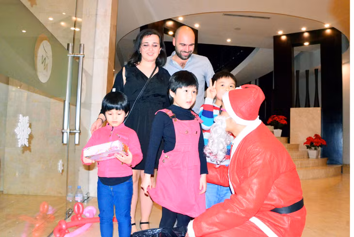 Tất nhiên, đêm Noel không thể thiếu tiết mục Ông già Noel tặng những món quà cho các em nhỏ.