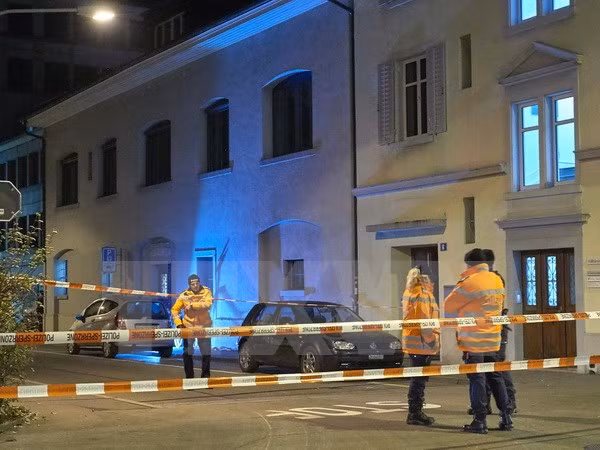 Cảnh sát điều tra tại hiện trường vụ xả súng tại Zurich. (Ảnh: AFP/TTXVN)