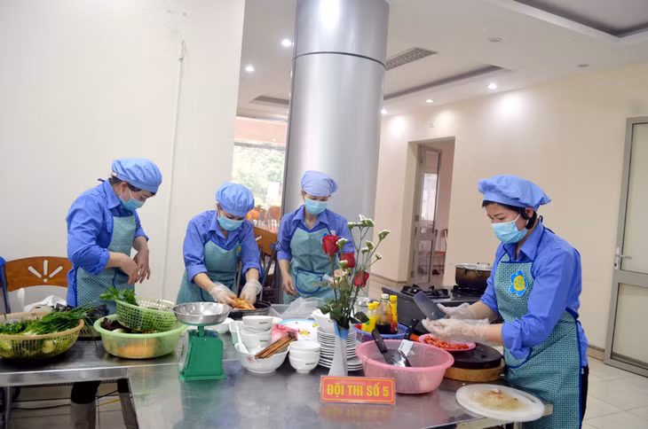 Nữ cán bộ, lao động Công ty TNHH MTV 86 tham gia cuộc thi nấu ăn nhân ngày 8-3.