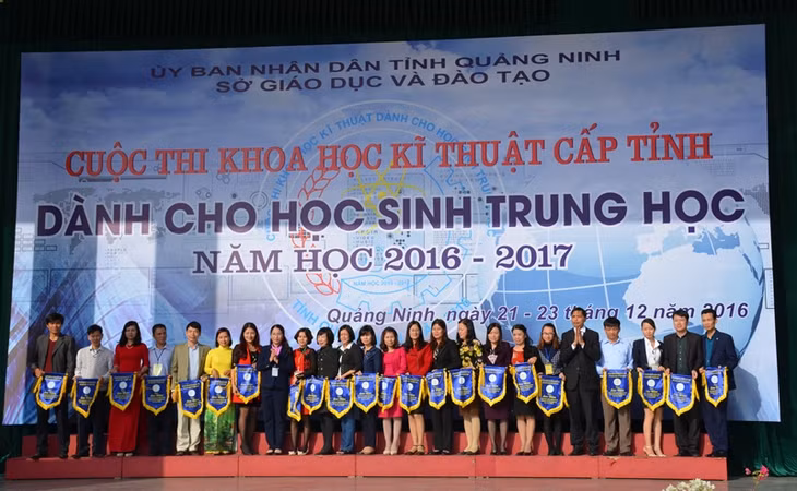Các đơn vị dự thi lên nhận cờ lưu niệm của Ban tổ chức