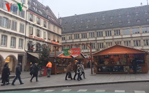 Bất chấp mối lo an ninh, các khu chợ Noel ở Strasbourg vẫn thu hút đông người tới tham quan, mua sắm.