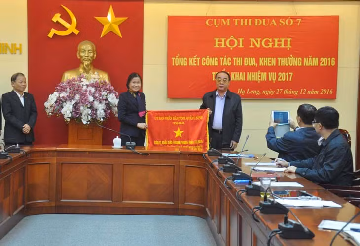  Đồng chí Đỗ Thị Hoàng, Phó Bí thư Thường trực Tỉnh uỷ trao Cờ đơn vị xuất sắc trong phong trào thi đua Cụm các Ban Xây dựng Đảng và các cơ quan Tỉnh uỷ năm 2016 của UBND tỉnh cho Ban Nội chính Tỉnh uỷ