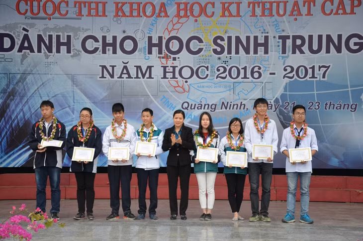 Đồng chí Đỗ Thị Lan, Phó Trưởng Đoàn ĐBQH tỉnh trao giải nhất cho các tác giả dự án