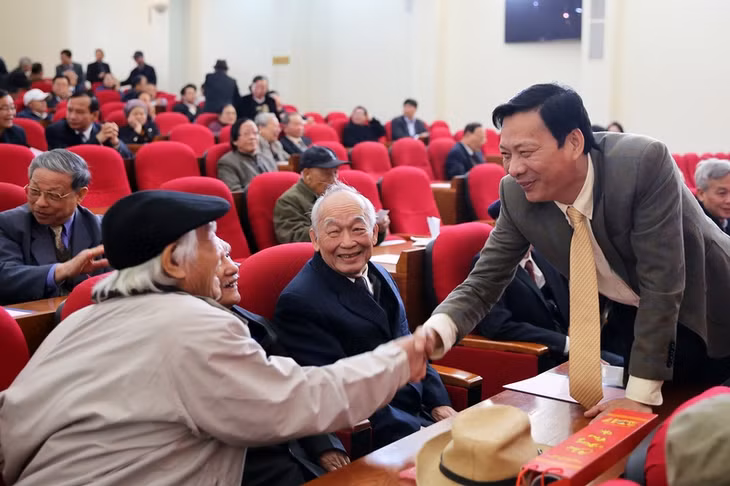 Các đồng chí lãnh đạo tỉnh gặp mặt trò chuyện cùng với các cán bộ chủ chốt đã nghỉ hưu tại cuộc gặp mặt.