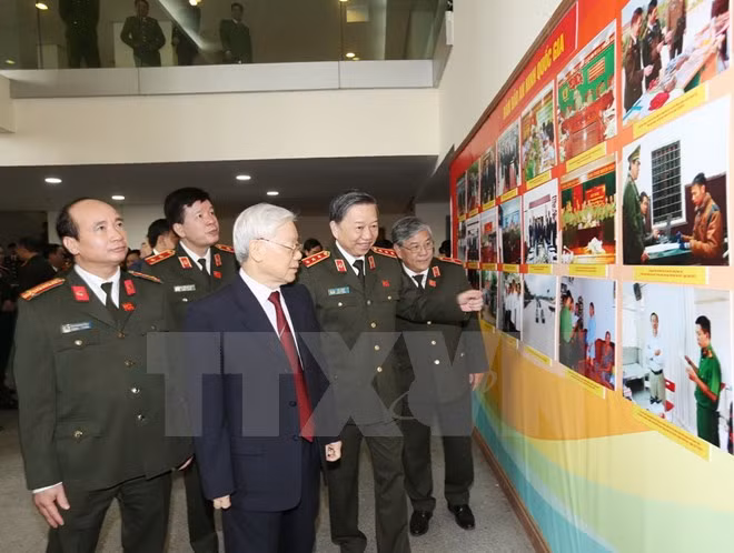 Tổng Bí thư Nguyễn Phú Trọng và các đại biểu xem một số hình ảnh về lực lượng Công an nhân dân. (Ảnh: Trí Dũng/TTXVN)