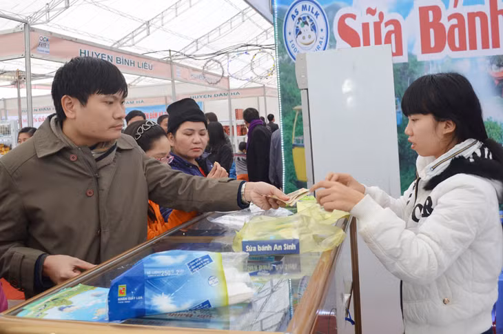 Người dân mua sắm tại Hội chợ OCOP Quảng Ninh Xuân 2016. 