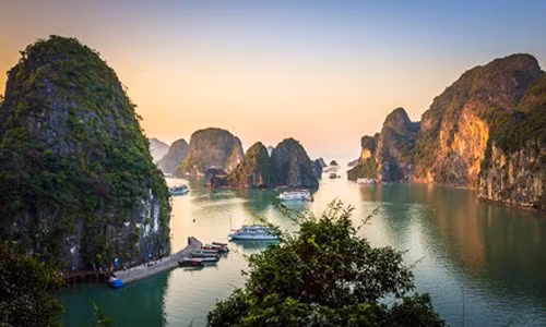  New York Times bình chọn Việt Nam lọt top 10 điểm đến hấp dẫn cho tuổi 20 với giá cả phải chăng, sôi động và thân thiện... 