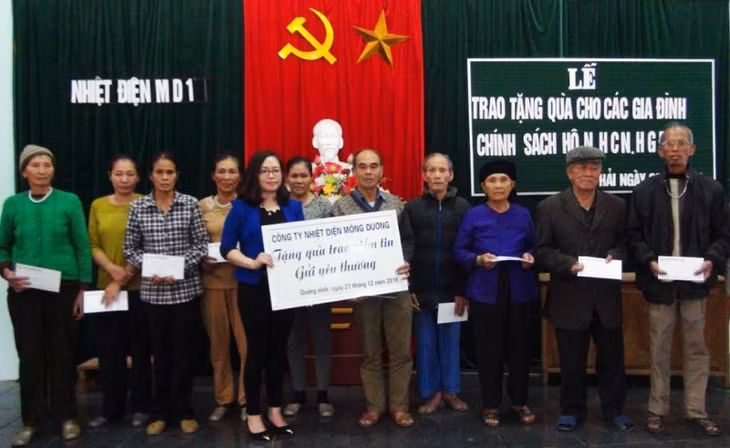 Công ty nhiệt điện Mông Dương trao quà cho các hộ gia đình có hoàn cảnh khó khăn, gia đình chính sách của phường Mông Dương, xã Cẩm Hải và xã Cộng Hòa…
