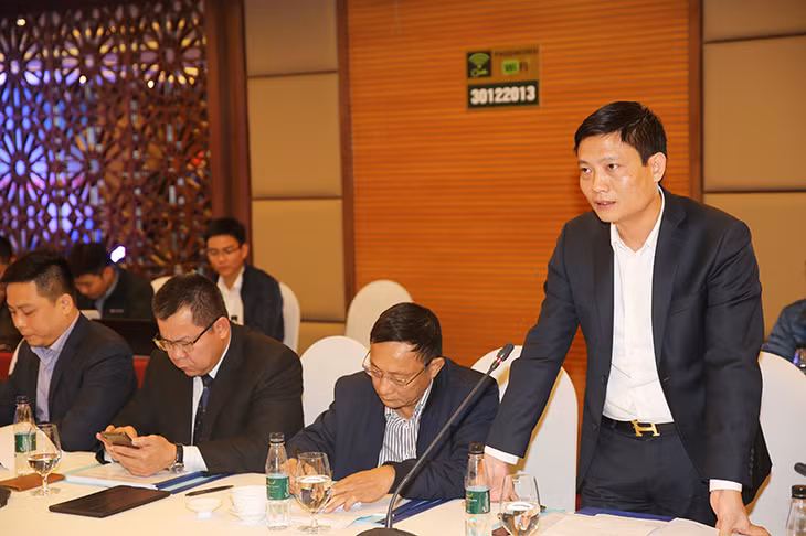 Đại diện chủ đầu tư báo cáo tiến độ thực hiện dự án.