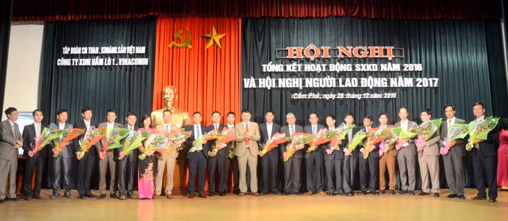 khen thưởng và tuyên dương các phân xưởng, phòng ban đã có thành tích xuất sắc trong thực hiện nhiệm vụ năm 2016