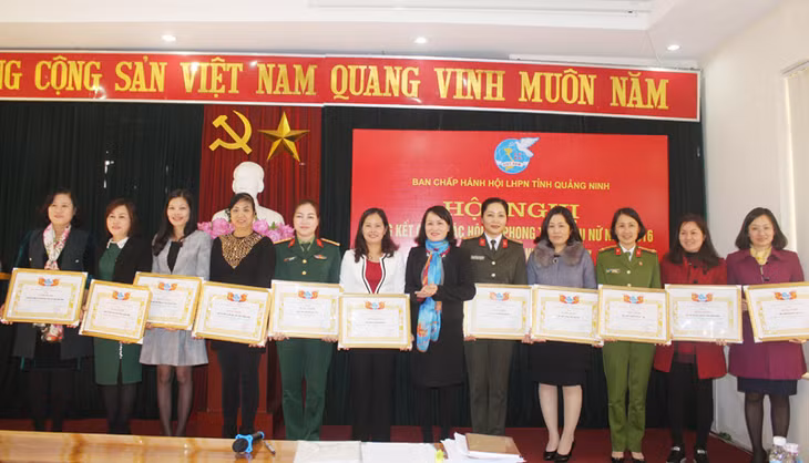 Đồng chí Nguyễn Thị Vinh, Chủ tịch Hội LHPN tỉnh trao bằng khen cho các tập thể có thành tích xuất sắc trong hoạt động công tác Hội năm 2016