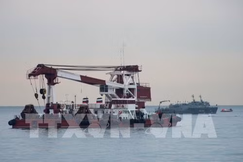 Hoạt động cứu hộ được tiến hành tại khu vực máy bay Tu-154 gặp nạn trên Biển Đen, gần Shochi ngày 27/12 (Ảnh: THX/TTXVN)