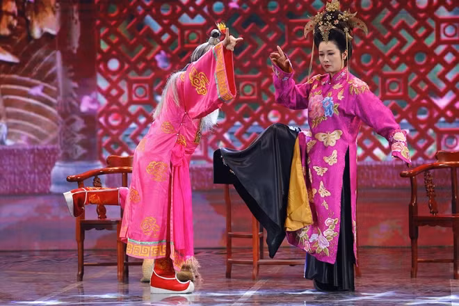 Nghệ sĩ Xuân Hinh và Thanh Hiền trong tiểu phẩm 