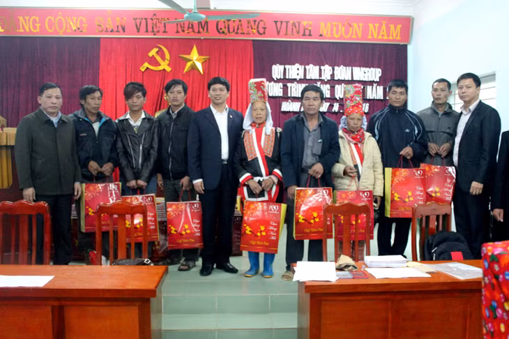 Đồng chí Nguyễn Văn Điệt, Chủ tịch Ủy ban MTTQ tỉnh (đứng thứ 5 từ trái qua) trao quà Tết 2016 của Quỹ Thiện Tâm (Tập đoàn Vingroup) cho hộ nghèo Bình Liêu.&nbsp;