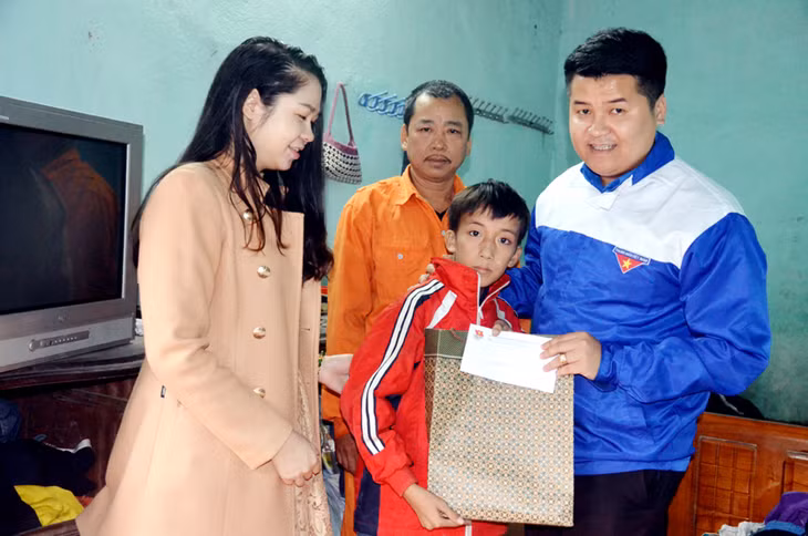 Thành Đoàn Hạ Long tặng quà Tết Đinh Dậu 2017 cho em Đỗ Đức Hoà, học sinh lớp 5A, Trường Tiểu học Cao Thắng (TP Hạ Long).