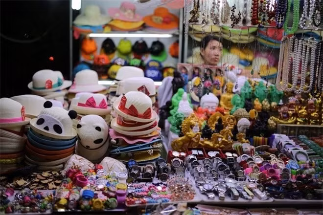 Chợ đêm Nha Trang. Nằm ở khu phố đi bộ cạnh trung tâm văn hóa 46 Trần Phú, chợ đêm Nha Trang có hơn 100 gian hàng bày bán sản phẩm lưu niệm, đồ thủ công mỹ nghệ, áo quần, giày dép, các sản vật biển như ốc, sò, san hô… Ở đây nhiều nhất là các quầy hàng đồ thủ công mỹ nghệ có xuất xứ từ các làng quê ở Nam Trung Bộ. Các gian hàng ẩm thực nhiều món ăn đặc sản Nha Trang, Phan Rang, Đà Lạt, nhiều nhất là hải sản, cũng thu hút du khách. Ảnh: Đức Ngọc.