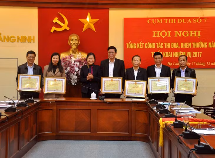  Đồng chí Đỗ Thị Hoàng, Phó Bí thư Thường trực Tỉnh uỷ trao Bằng khen năm 2016 của UBND tỉnh cho các đơn vị có tích trong Cụm Thi đua số 7