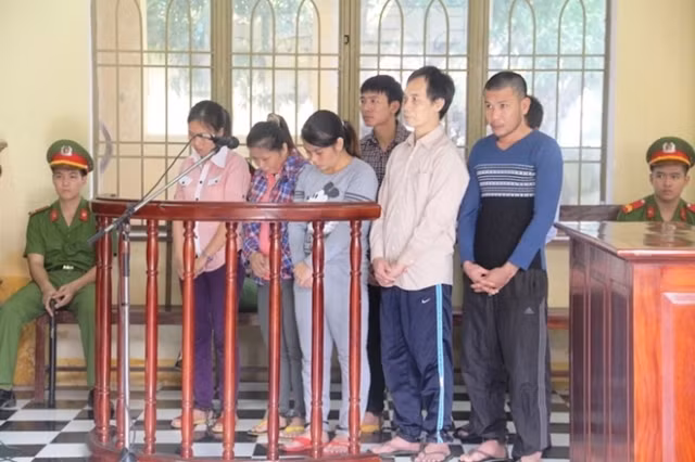 Các đối tượng buôn bán tiền giả tại phiên tòa.