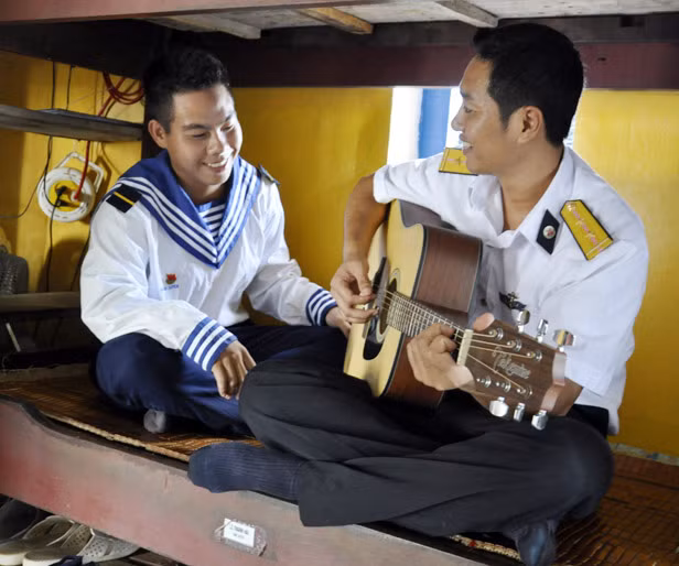 Anh em cán bộ chiến sĩ chơi đàn ghitar mỗi lúc rảnh rỗi Ảnh 0147: Những giỏ phong lan nhỏ...