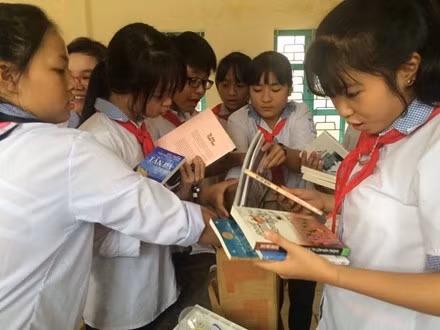 Các em học sinh ở huyện Nho Quan, Ninh Bình háo hức khi được tặng tủ sách.Ảnh: TL