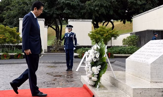 Thủ tướng Abe đã tới đặt hoa tại Nghĩa trang Quốc gia Thái Bình Dương. (Nguồn: Reuters)