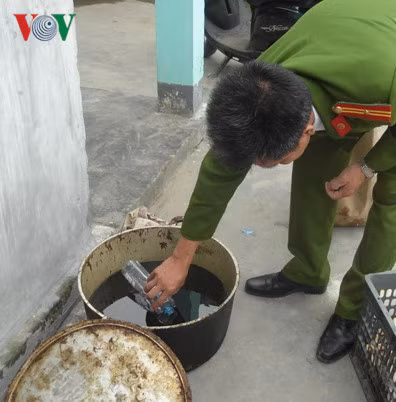 Công an lấy mẫu dung dịch nhựa thông phục vụ công tác điều tra.