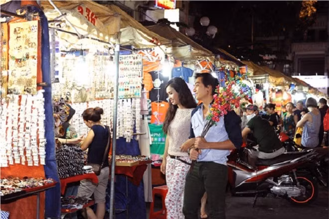 Chợ đêm Bến Thành (TP Hồ Chí Minh). Chợ đêm nằm 2 bên hông của chợ Bến Thành, đối diện 2 cửa Đông và Tây. Đây là địa điểm thu hút nhiều du khách nước ngoài yêu thích khám phá nét độc đáo của TP Hồ Chí Minh , bên cạnh đó còn có nhiều bạn trẻ đến đây để săn lùng hàng độc. Ẩm thực trong chợ khá phong phú với những món ăn đặc trưng của cả ba miền như phở Hà Nội, bún bò Huế, hủ tiếu Nam Vang… Ảnh: Quốc Việt.