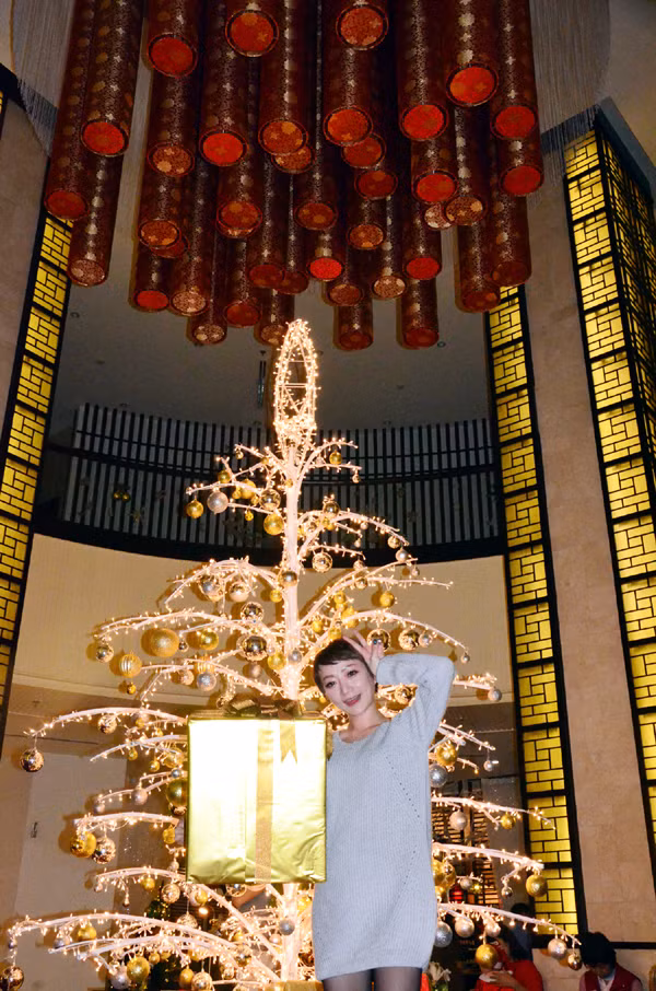 Du khách không quên ghi lại khoảnh khắc đẹp bên cây thông Noel.