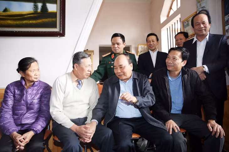 Thủ tướng thăm, tặng quà