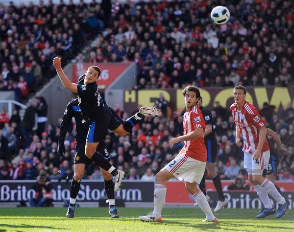 Chicharito từng ghi bàn vào lưới Stoke với cú đánh đầu không tưởng.