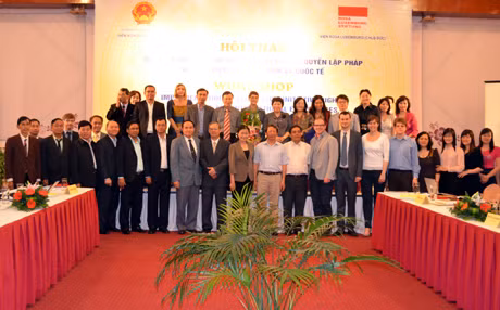 Các đại biểu chụp ảnh lưu niệm.