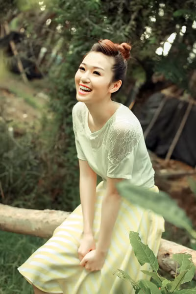 Trong loạt ảnh mới thực hiện, chân dài trẻ trung dạo chơi trong không gian yên bình của làng quê.