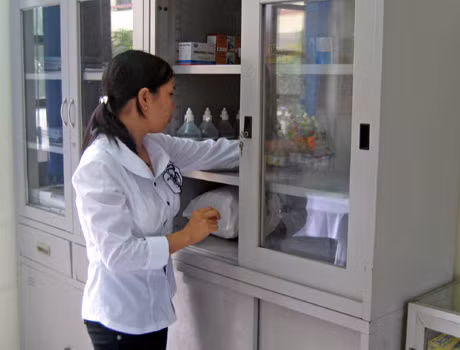 Cán bộ y tế Trường THCS Trần Quốc Toản (TP Uông Bí) kiểm tra lại số thuốc phục vụ sơ, cấp cứu ban đầu tại Phòng Y tế của trường.