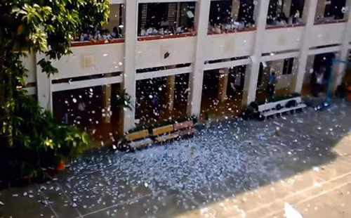 Học sinh Trường THPT Nguyễn Hiền xé giấy ăn mừng khi biết không phải thi tốt nghiệp môn Lịch sử. (Nguồn: Internet)