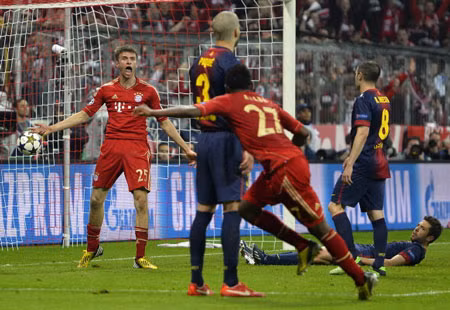 Mueller rực sáng với cú đúp vào lưới Barcelona