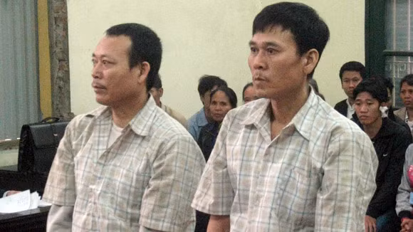 Hai anh em Đan (bên phải) và Đán tại phiên tòa