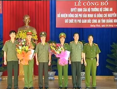 Lãnh đạo công an tỉnh chúc mừng 2 đồng chí Phí Văn Minh và Nguyễn Bá Bính.