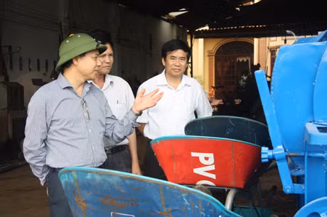Đồng chí Đặng Huy Hậu, Phó Chủ tịch UBND tỉnh thăm cơ sở sản xuất máy làm đất của ông Nguyễn Văn Quang.