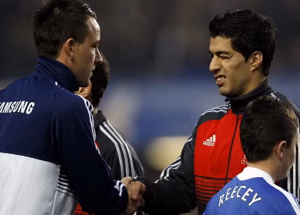 Chelsea không bán Terry (trái) thì Liverpool không bán Suarez?