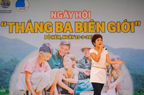 Thái Thùy Linh hát trong ngày hội "Tháng ba biên giới" ở Pò Hèn (Móng Cái, Quảng Ninh) hồi cuối tháng 3.