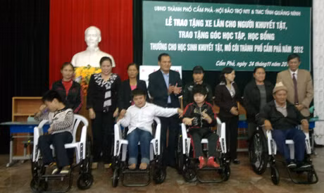 Hội Bảo trợ Người tàn tật và Trẻ mồ côi tỉnh trao tặng xe lăn cho người khuyết tật tại TP Cẩm Phả.