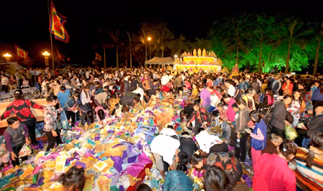Đại lễ kết thúc lúc 23 giờ.