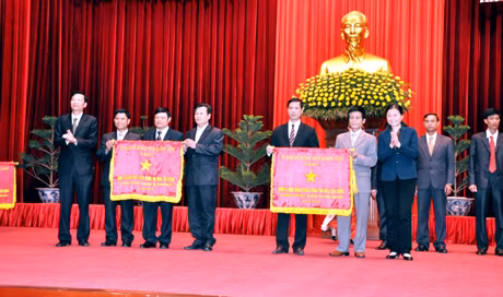 Đồng chí Đỗ Thị Hoàng, Phó Bí thư Thường trực Tỉnh ủy và đồng chí Nguyễn Văn Đọc, Chủ tịch UBND tỉnh tặng cờ đơn vị dẫn đầu phong trào thi đua phong trào thi đua "Xã nông thôn mới-Phường, thị trấn văn hóa năm" năm 2012
