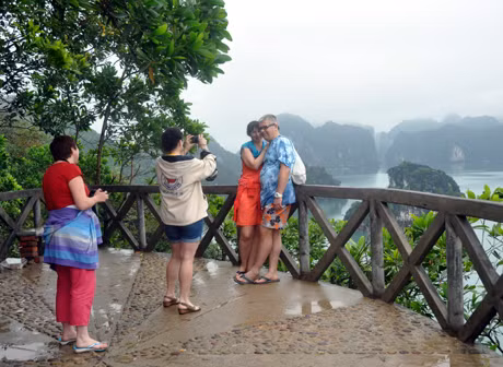 Những du khách người Âu không bỏ lỡ cơ hội ghi lại khoảnh khắc về Ti Tốp - Hạ Long.