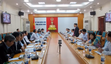 Đồng chí Phạm Minh Chính, Ủy viên Trung ương Đảng, Bí thư Tỉnh ủy phát biểu tại buổi làm việc.