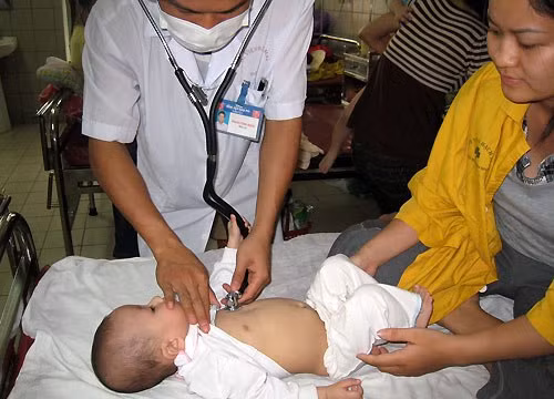 Khi đưa con đi du lịch xa, cha mẹ cần chú ý mang theo một số thuốc như: hạ sốt, men tiêu hóa, thuốc ho... 